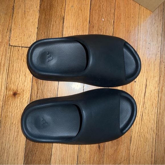 YEEZY SLIDES SIZE 4 - Picture 7 of 10